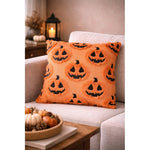 Oranje Clayre & Eef Halloween kussen met pompoenen op een lichte bank in Halloween interieur