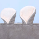 Close-up van de binnenkant van de bruine velvet konijnenoren met een zachte lichtroze fluwelen voering