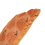 Detail van de zachte verhoogde pompoenen op het oranje herfstkussen