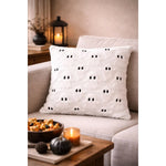 Wit Halloween kussen met spookjes van Clayre & Eef op een lichte bank in een Halloween interieur