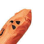 Detail van oranje Clayre & Eef Halloween kussen met zachte pompoengezichten en zwarte accenten