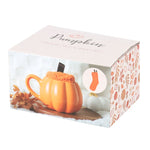 Oranje pompoen mok met sokken verpakt als herfstcadeau