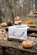 Stoffen pompoenen van Clayre & Eef als decoratie op een gedekte herfsttafel in het bos