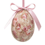 Close up van een hangend paasei met een romantische roze bloemenprint en een lichtroze satijnen strik