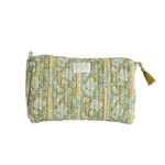 Stijlvolle groene toilettas met een moderne textuur, ideaal als travel organizer voor make-up en verzorgingsproducten.