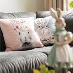 sfeerfoto van twee kussenhoezen met konijnenopdruk in de kleuren roze en groen, formaat 45x45 cm, per stuk verkrijgbaar.