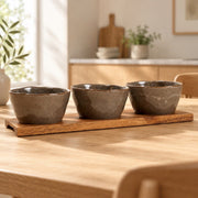 Set van 3 kommetjes op houten plank