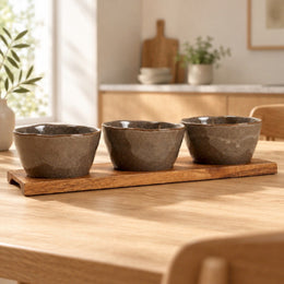 Set van 3 kommetjes op houten plank