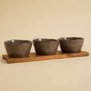Set van 3 kommetjes op houten plank
