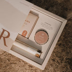 Verras iemand met de luxe AZUR Unwind Cadeauset. Bevat een Sunset Dreams body bar, magnesium badkristallen en Rosé verzorging in een prachtige geschenkdoos. 100% natuurlijk en vegan.