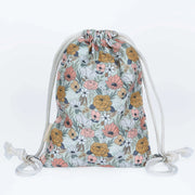 De achterzijde van het groene paasrugzakje met een all-over bloemenprint en stevige witte schouderkoorden