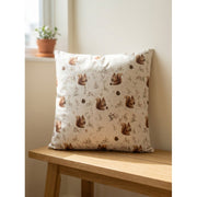 Beige sierkussen met bruine eekhoorns, takjes en dennenappels 45 × 45 cm