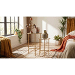 Glazen theelichthouder met bloemenprint als decoratie in een warm herfstinterieur