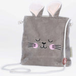 Zacht bruin velvet tasje voor pasen met rechtopstaande oren en een geborduurd roze konijnenneusje