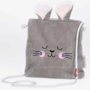 Zacht bruin velvet tasje voor pasen met rechtopstaande oren en een geborduurd roze konijnenneusje