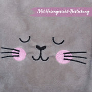 Close-up van de zachte bruine fluwelen stof en het kwalitatieve borduurwerk van het konijnengezichtje