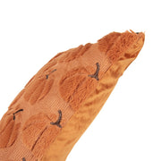 Detail van de zachte verhoogde pompoenen op het oranje herfstkussen
