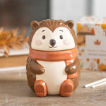 Bruine keramieken egel oliebrander als decoratie voor de herfst