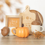 Eikelmok met deksel gecombineerd met herfstdecoratie en pompoenmok