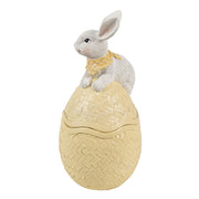 Gesloten geel ei doosje met een zittend wit haasje dat een geel geruit sjaaltje draagt