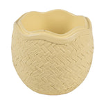 Detailopname van een leeg geel keramisch schaaltje met een gedetailleerde gevlochten mand structuur