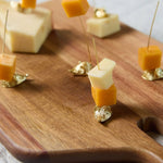gouden tapasprikkers muisjes met kaas hapjes op kaasplank aperitief borrel luxe hapjesprikkers roestvrij staal