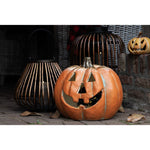 Keramieken Halloween pompoenen gecombineerd met lantaarns en herfstdecoratie