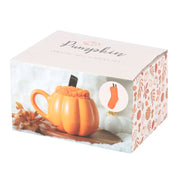 Oranje pompoen mok met sokken verpakt als herfstcadeau