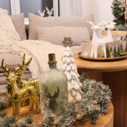 Witte decoratieve kerstboom met gouden accenten