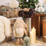 Zachte kerstkabouter met rendiersloffen