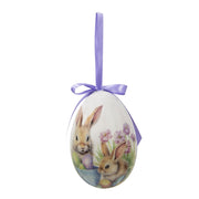 Detail van een decoratieve paashanger met een nostalgische tekening van een bruin haasje in een weiland