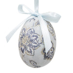 Hangend decoratie ei voor de paastak met een blauw wit barok bloemenpatroon en een satijnen lintje