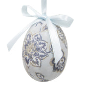 Hangend decoratie ei voor de paastak met een blauw wit barok bloemenpatroon en een satijnen lintje