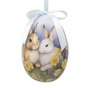 Groot hangend decoratie ei met een afbeelding van twee konijnen bij gele narcissen voorzien van een wit strikje
