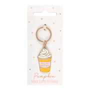 Pumpkin Spice Latte sleutelhanger in herfstkleuren op kaartje