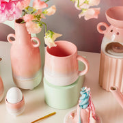 roze keramische mok koffiemok lente servies styling bloemen tafel decoratie kopje roze modern