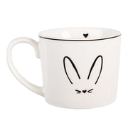 Witte keramische mok met minimalistisch konijnengezicht voor de paastafel