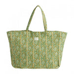 Vrijstaande productfoto van een grote olijfgroene quilted shopper met een verticaal gestreept bloemenpatroon en lange hengsels.
