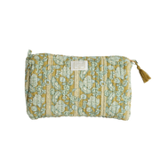 Stijlvolle groene toilettas met een moderne textuur, ideaal als travel organizer voor make-up en verzorgingsproducten.