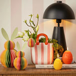 Roze handtas vaas met bloemen lente decoratie