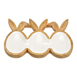 Houten serveerschaal van mangohout in de vorm van drie konijntjes met witte emaille finish, 24 cm breed, luxe paasdecoratie.