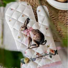 Luxe ovenwant met konijnenprint in sfeervol voorjaar interieur