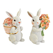 Set van twee witte decoratieve paashazen, één met een mandje bloemen op de rug en één met een boeket bloemen in de hand.