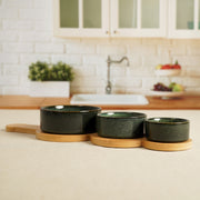 Set van 3 serveerkommetjes op houten plank