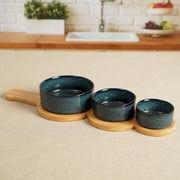 Set van 3 serveerkommetjes op houten plank