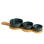 Set van 3 serveerkommetjes op houten plank