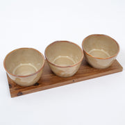 Schaaltjes op houten plateau