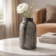 Keramische vaas zwart met bladmotief 21 cm