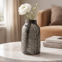 Keramische vaas zwart met bladmotief 21 cm