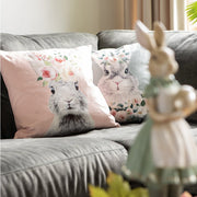 sfeerfoto van twee kussenhoezen met konijnenopdruk in de kleuren roze en groen, formaat 45x45 cm, per stuk verkrijgbaar.